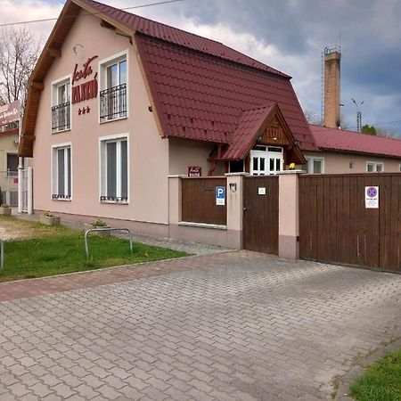 Kata Panzio Hotel Oroszlany Exterior photo